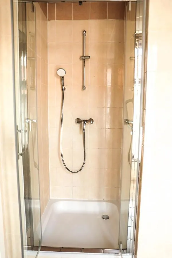 Hotel Montovani Μπριζ